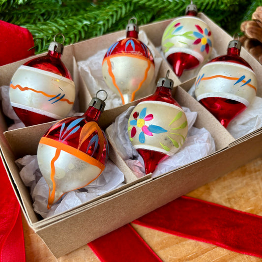 Six small vintage pointed baubles