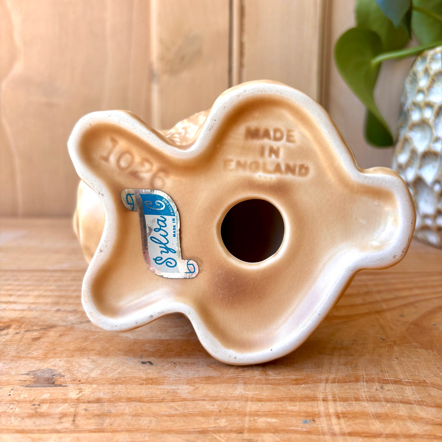 Vintage Sylvac Bunny model 1026
