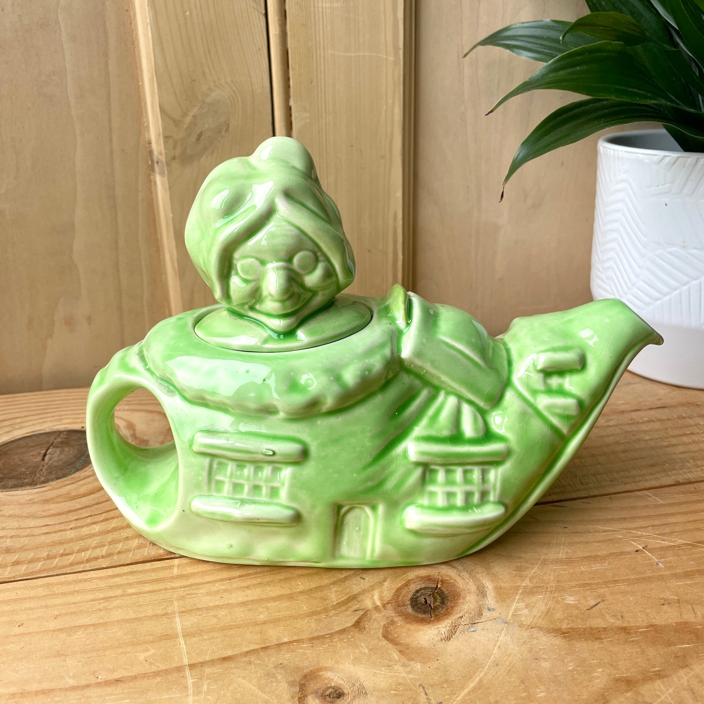 Vintage Lingard Mother Hubbard Teapot